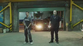 Con el micrófono y la forty