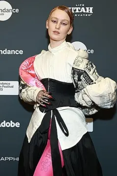 Bobbi Salvör Menuez