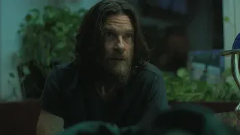 Dos bolos de boliche en la canaleta