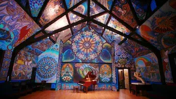 La casa de muñecas, la casa de los murales, el apartamento que cambia de forma