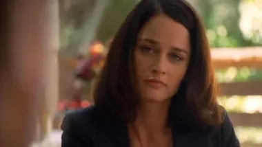 Pelo rojo y cinta plateada	