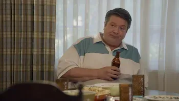 Una piña y el seno de la amistad de un hombre