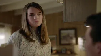 La mitad de una milanesa vienesa y ropa interior en un árbol