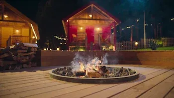 Echar leña al fuego