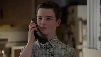 Una maleta llena de billetes y un auto payaso amarillo