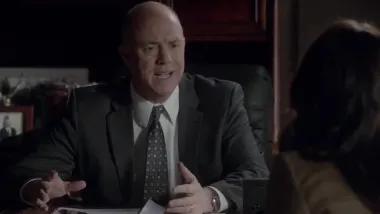 Con uñas rojas y dientes