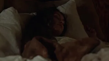 Una novia, una caja, un cuerpo