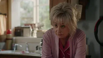 Un monitor de tobillo y un retrete de plástico