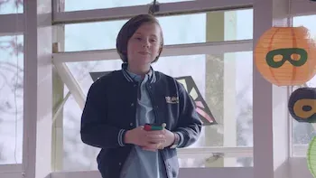 El caso de la curiosa chica nueva / El caso de los paquetes desaparecidos